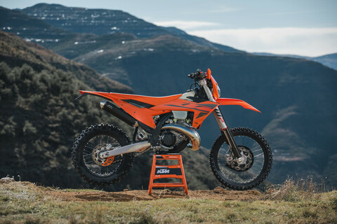 DIE EXC-MODELLPALETTE 2025 VON KTM LEGT DIE MESSLATTE NOCH HÖHER.