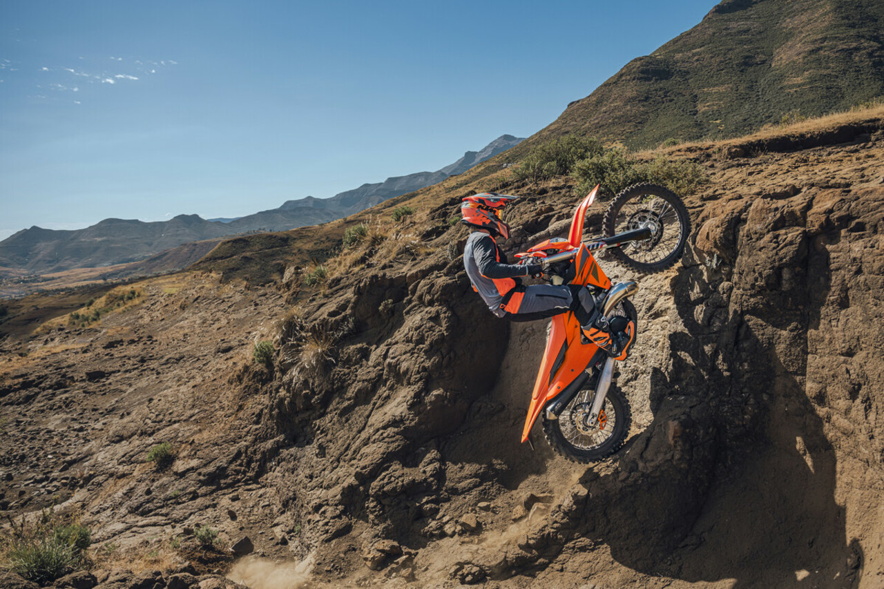 DIE EXC-MODELLPALETTE 2025 VON KTM LEGT DIE MESSLATTE NOCH HÖHER.
