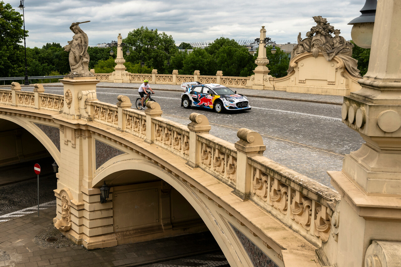 WRC 2024 | Rallye Polen: Sesks begeistert die Massen beim WRC-Spektakel in Warschau .