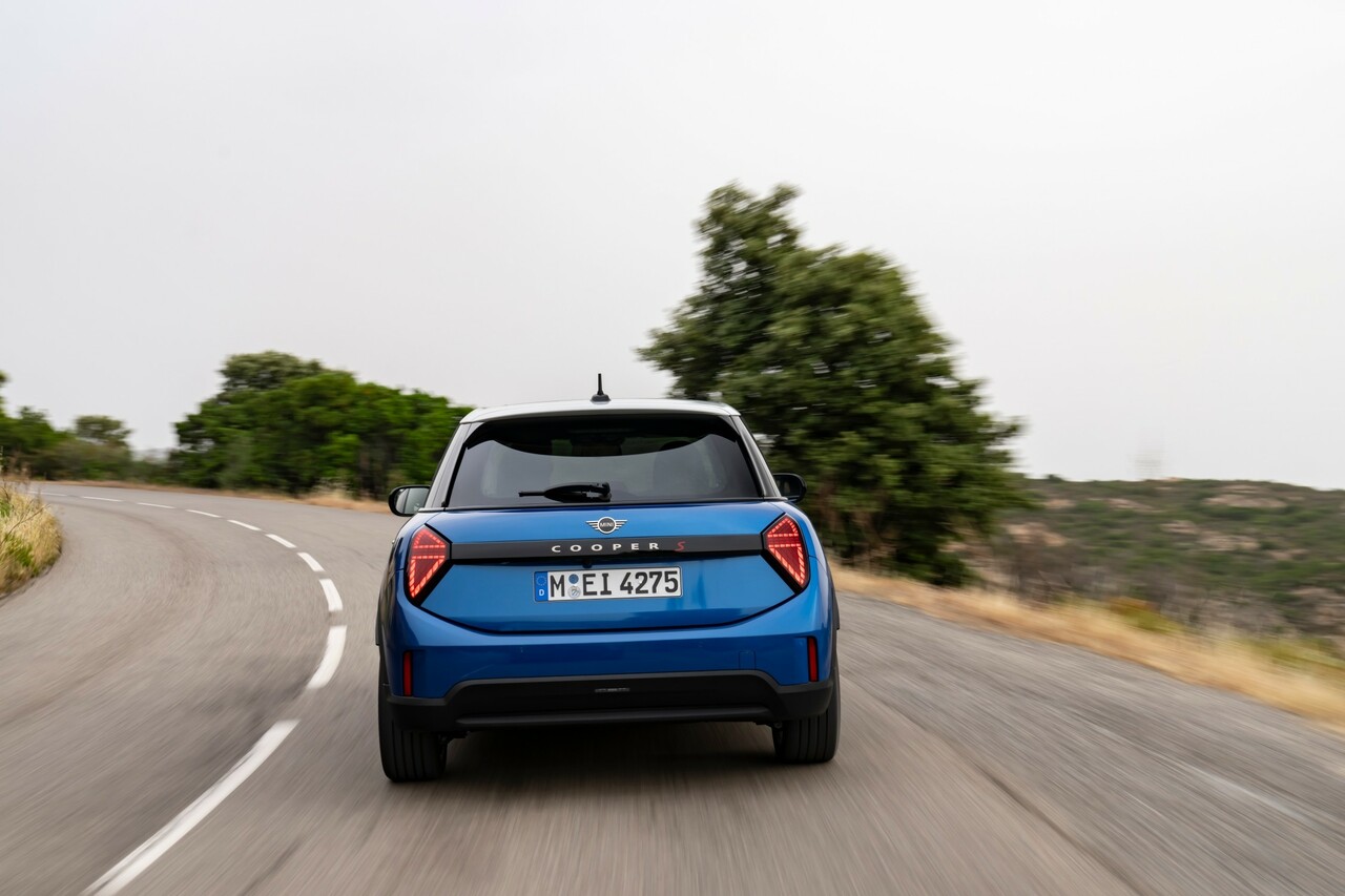 Der neue MINI Cooper S 5-Türer: Mehr Platz und jede Menge Fahrspaß.