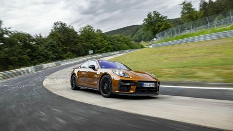 Porsche Panamera Prototy Nordschleife Rekord Testfahrer Lars Kern.jpg