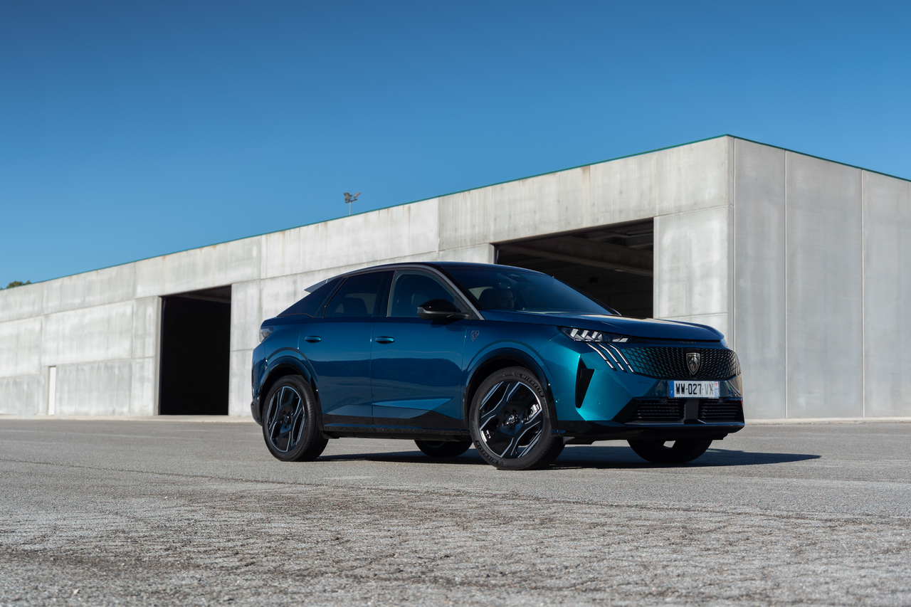 Neuer PEUGEOT 3008 und 5008 jetzt auch als Plug-In Hybrid bestellbar.