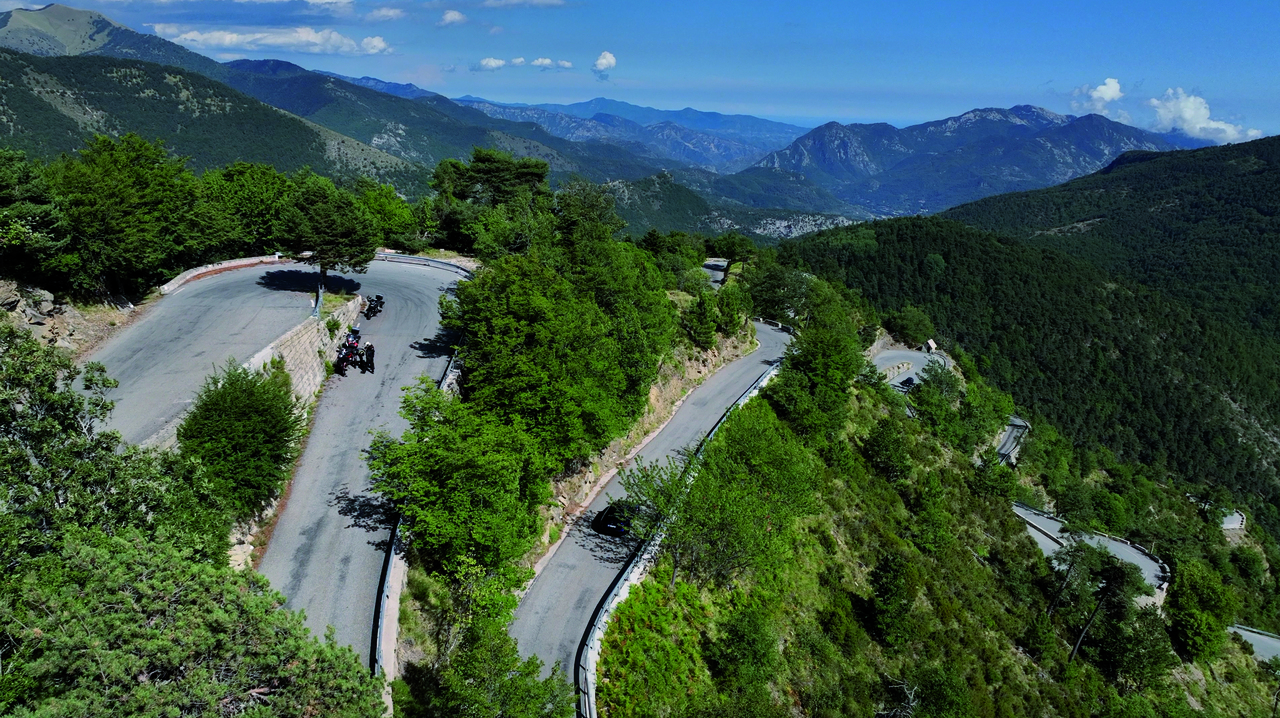 Wie lang sollte eine Motorradtour in den Alpen sein?