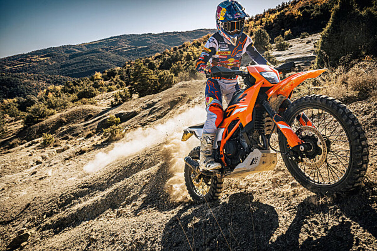 KTM STELLT DIE KTM 125 ENDURO R & KTM 390 ENDURO R DES MODELLJAHRES 2025 VOR.