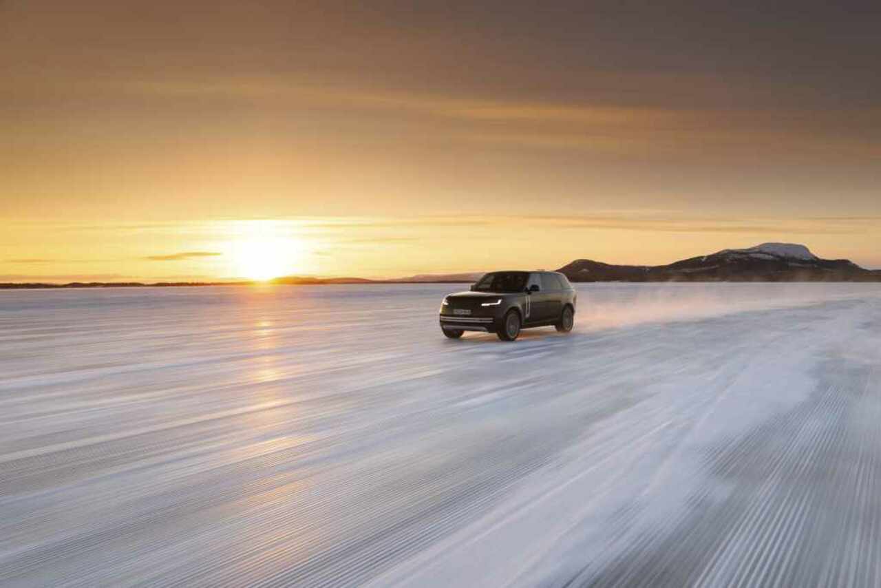 BEEINDRUCKEND AUF EIS: RANGE ROVER ELEKTRO-PROTOTYPEN ÜBERZEUGEN IM WINTERTEST.