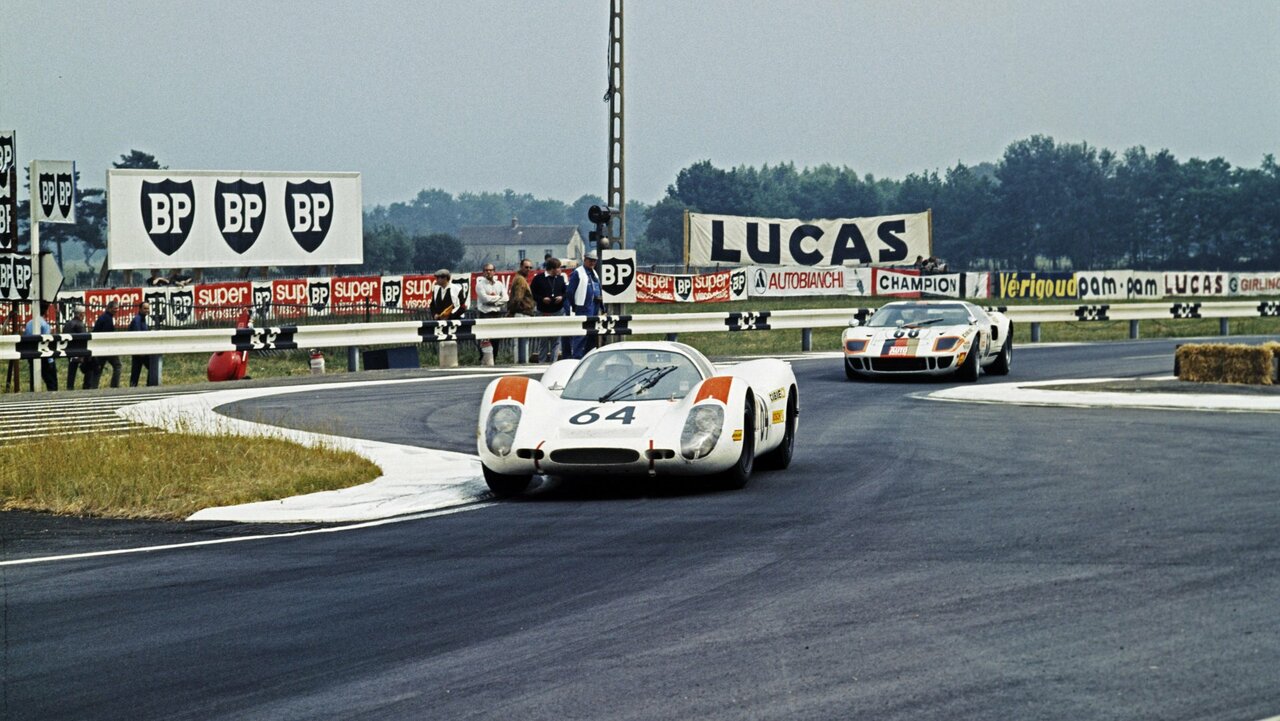 Porsche gratuliert Rennfahrer Gérard Larrousse zum 85. Geburtstag.
