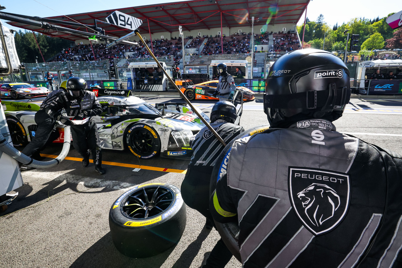 24 Stunden von Le Mans: Das Team Peugeot TotalEnergies mit dem dritten Einsatz in Folge.