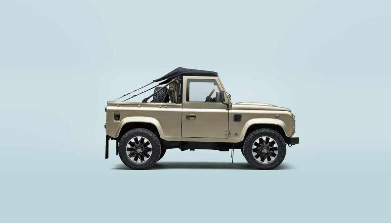 DIE RÜCKKEHR EINER IKONE: LAND ROVER CLASSIC BRINGT DEN CLASSIC DEFENDER V8 SOFT TOP AUF DEN MARKT.