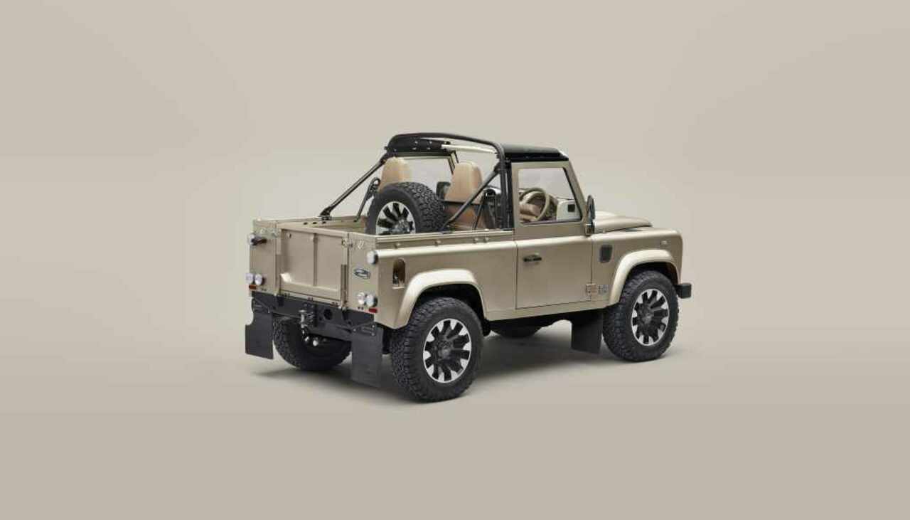 DIE RÜCKKEHR EINER IKONE: LAND ROVER CLASSIC BRINGT DEN CLASSIC DEFENDER V8 SOFT TOP AUF DEN MARKT.
