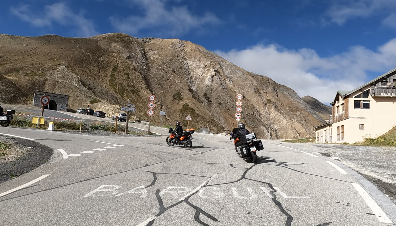 Die berühmte "Route des Grandes Alpes" – 18 Alpenpässe: vom Genfer See bis an die Cote d’Azur.