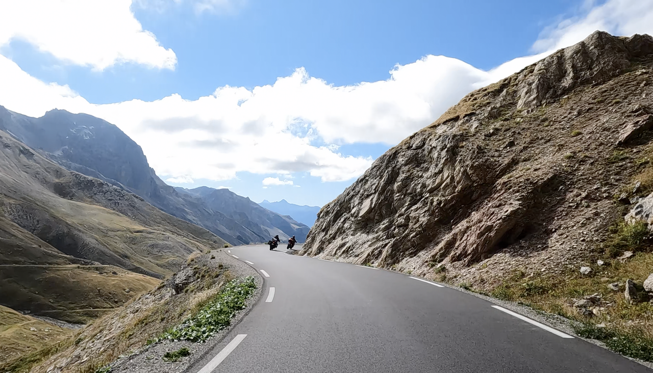 Die berühmte "Route des Grandes Alpes" – 18 Alpenpässe: vom Genfer See bis an die Cote d’Azur.