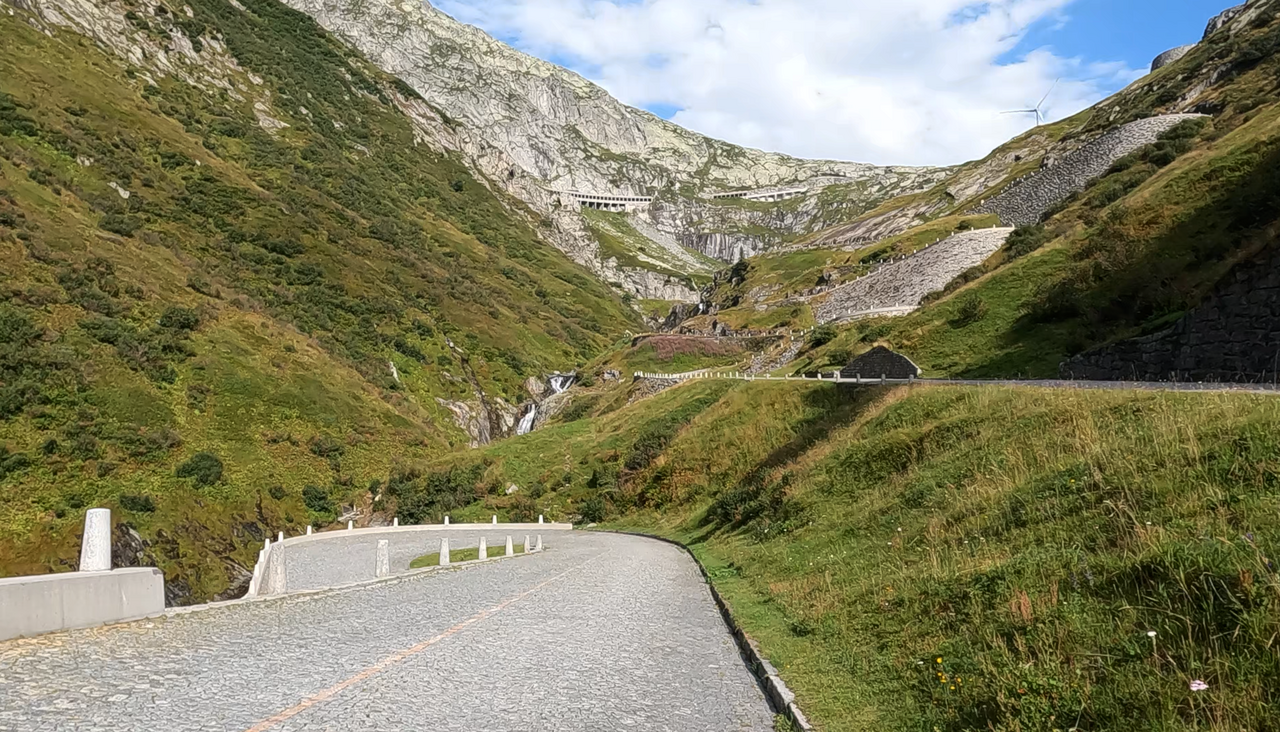 Passo del San Gottardo o Tremola: un passo alpino da attraversare o da percorrere all'insegna dell'avventura.