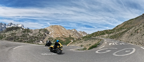 Südrampe zum Col du Galibier – oberhalb des Tunnels wird die Straße schmaler und kurvig, und ist deshalb für Fahrzeug ab 3,5 Tonnen gesperrt. Hier unterwegs: einige Harley-Fahrer des "House of Flames, München".