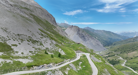 Abfahrt vom Col du Galibier Richtung Norden, hinunter in das malerische Dorf Valloire. Die Rampe ist breit, gut asphaltiert und lässt sich zügig fahren.