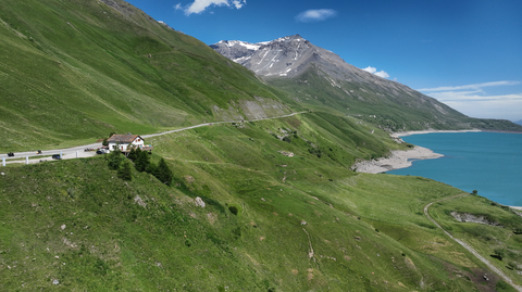 Der Col du Mont Cenis – ab der Passhöhe folgt eine mehrere Kilometer lange Straße, die am See und der Staumauer entlang führt. Hier gibt es einige Restaurants und Cafées, mit Blick auf den See. Anhalten lohnt.