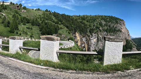 Ostrampe des Col de Mont Cenis – unterhalb der Staumauer des "Lac de Mont Cenis" ist in mehreren Spitzkehren eine steile Felswand zu fahren.