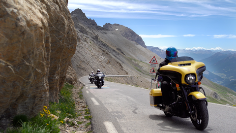 Harleys von "House of Flames" kurz vor der Passhöhe zum Col du Galibier. Der Beginn einer fantastischen Tagestour.