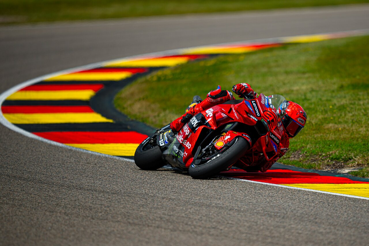 Marc Márquez und das Ducati Lenovo Team dominieren auf dem Sachsenring.