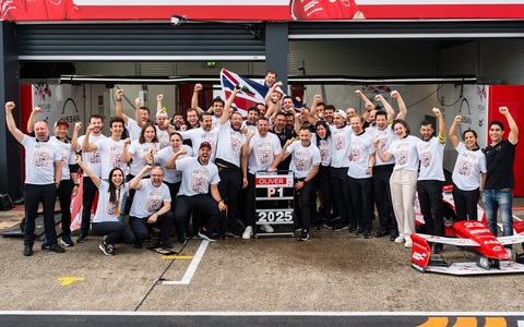 Formel E 2025: Oliver Rowland vom Nissan Formula E Team wird Formel-E-Weltmeister beim E-Prix in Berlin.