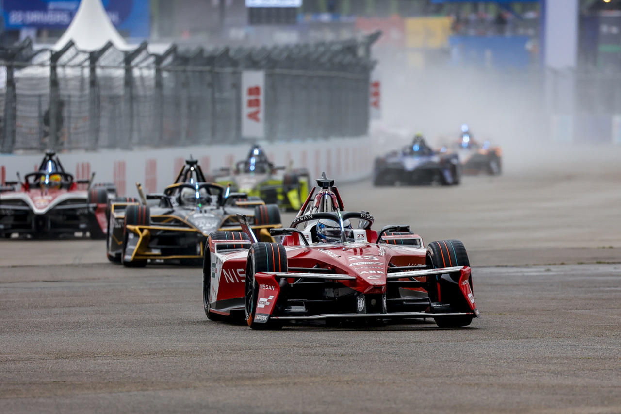 Formel E 2025: Oliver Rowland vom Nissan Formula E Team wird Formel-E-Weltmeister beim E-Prix in Berlin.