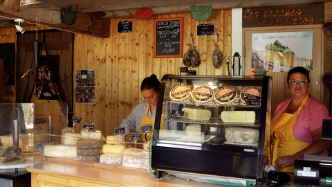 Ein Stopp lohnt sich – vorausgesetzt man mag Käse. DIe "Fromagerie" unterhalb der Passhöhe bietet eine große Auswahl aus dem Valloire.