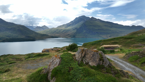 Der "Lac" am Col du Mont Cenis – einige Cafées und Restaurant bieten einen grandiosen Blick auf den See.