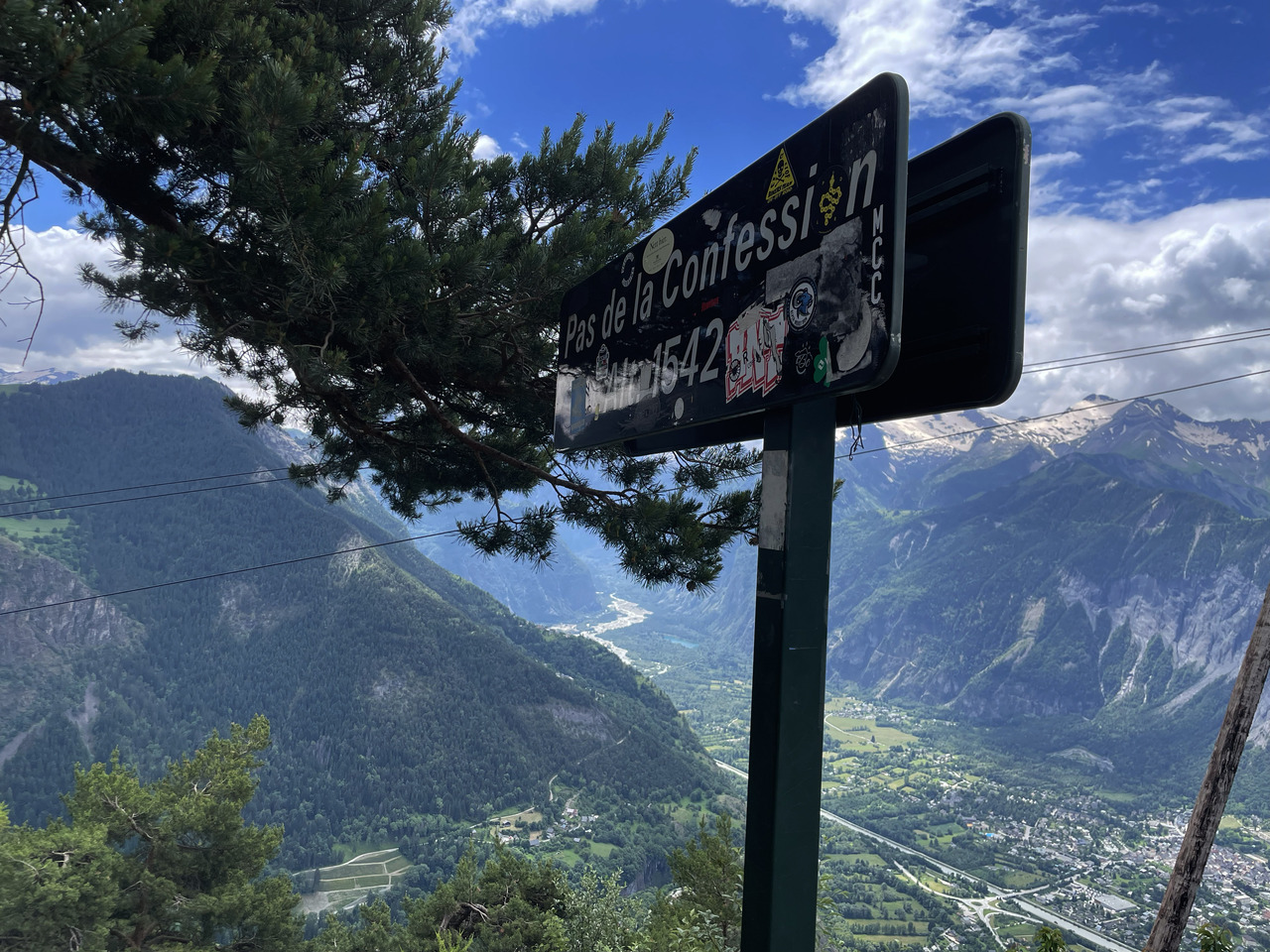 Pas de la Confession: Blick von der Passhöhe hinunter ins Maurienne-Tal. gegenüber verläuft die Route de la Roche d'Auris.