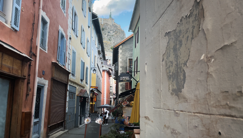 Die Altstadt von Briançon, die Cité Vauban, benannt nach dem berühmten Festungsbau-Architekten Vauban. Hier gibt es Bars, Cafées, Restaurants und kleine Hotels.