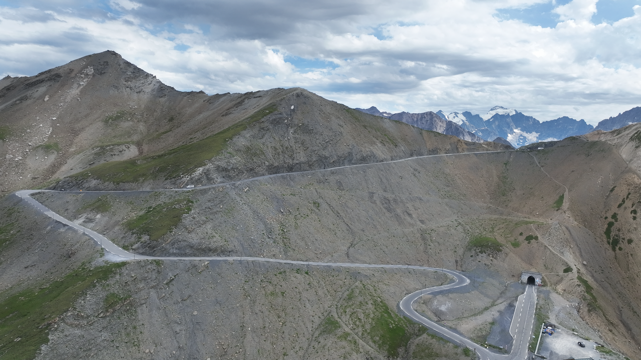 Col du Galibier, Nordseite: Das letzte Teilstück zur Passhöhe ist für Fahrzeuge ab 3,5 Tonnen gesperrt. Der Tunnel ist die alternative Strecke auf die Südseite des Alpenpasses.