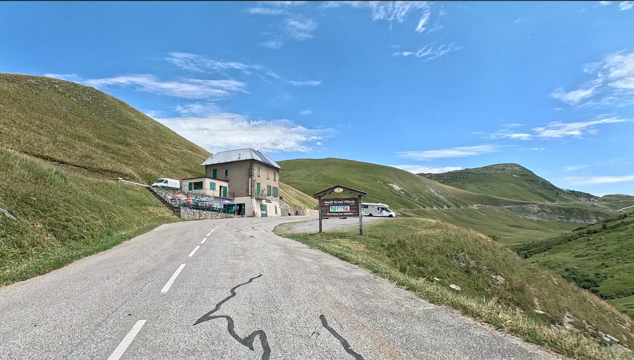 Auffahrt zu den Alpenpässen Col de la Croix de Fer und Col du Glandon – nach dem Haus biegt man ab, dann sind es nur noch etwa 200 Meter bis zum Col du Glandon