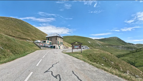Auffahrt zu den Alpenpässen Col de la Croix de Fer und Col du Glandon – nach dem Haus biegt man ab, dann sind es nur noch etwa 200 Meter bis zum Col du Glandon
