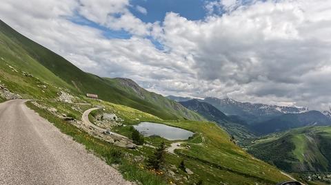 Col de la Croix de Fer, Ostrampe: Knapp unterhalb der Passhöhe befindet sich ein kleiner See mit Parkplatz. Sehr idyllisch, mit toller Aussicht.