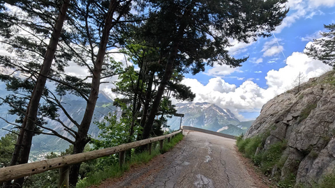 Pas de la Confession, Passhöhe: Eine schmale Panorama-Straße führt ab oder zu dem dem Ort Huez. Sie verläuft auf etwa 1500 Höhenmetern. Der höchste Punkt liegt in dieser Kurve.