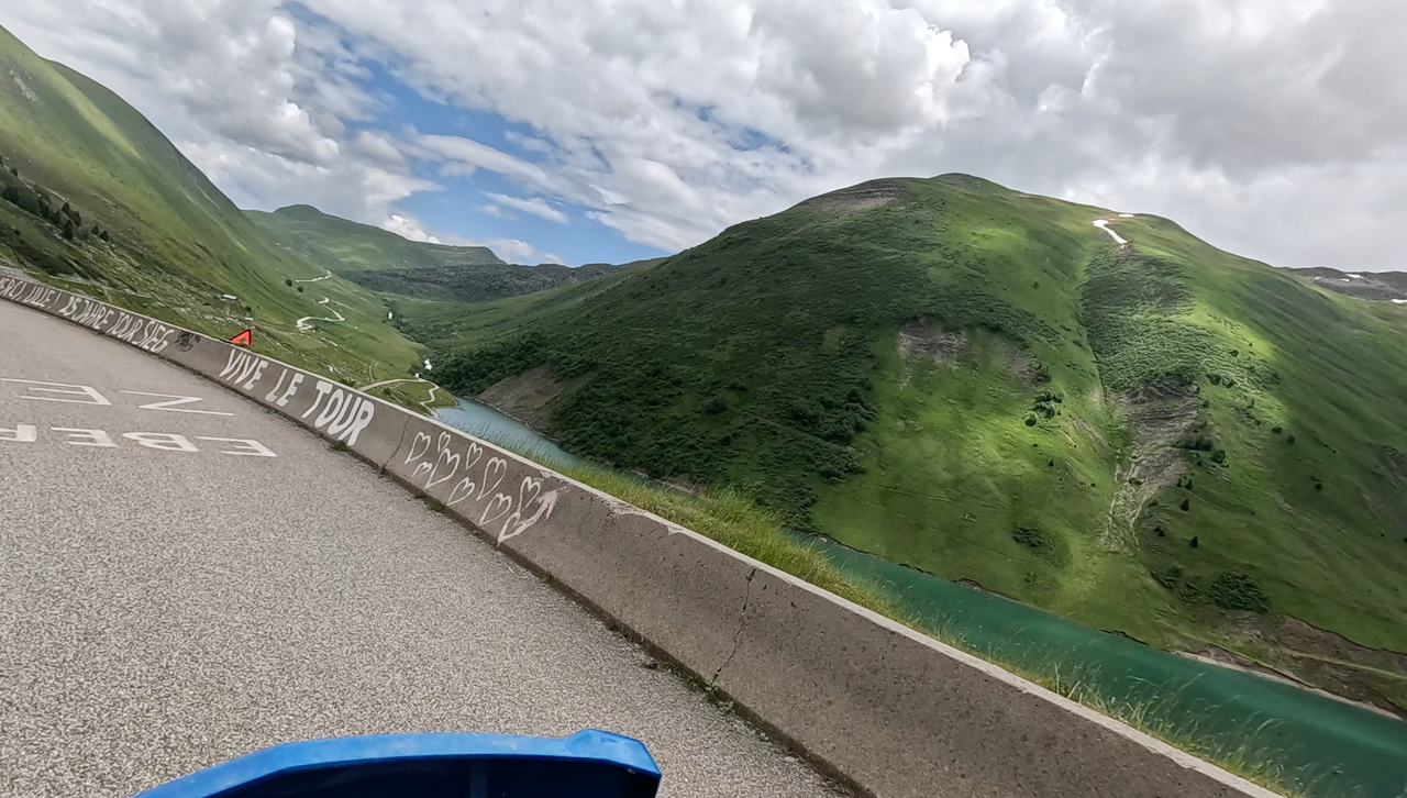 Die Südrampe zu den Alpenpässen Col du Glandon und Col de la Croix de Fer führt an der "Barrage de Grand Maison" vorbei, die den Fluss "Eau d'Olle" zu einem stattlichen See staut.