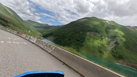 Die Südrampe zu den Alpenpässen Col du Glandon und Col de la Croix de Fer führt an der "Barrage de Grand Maison" vorbei, die den Fluss "Eau d'Olle" zu einem stattlichen See staut.