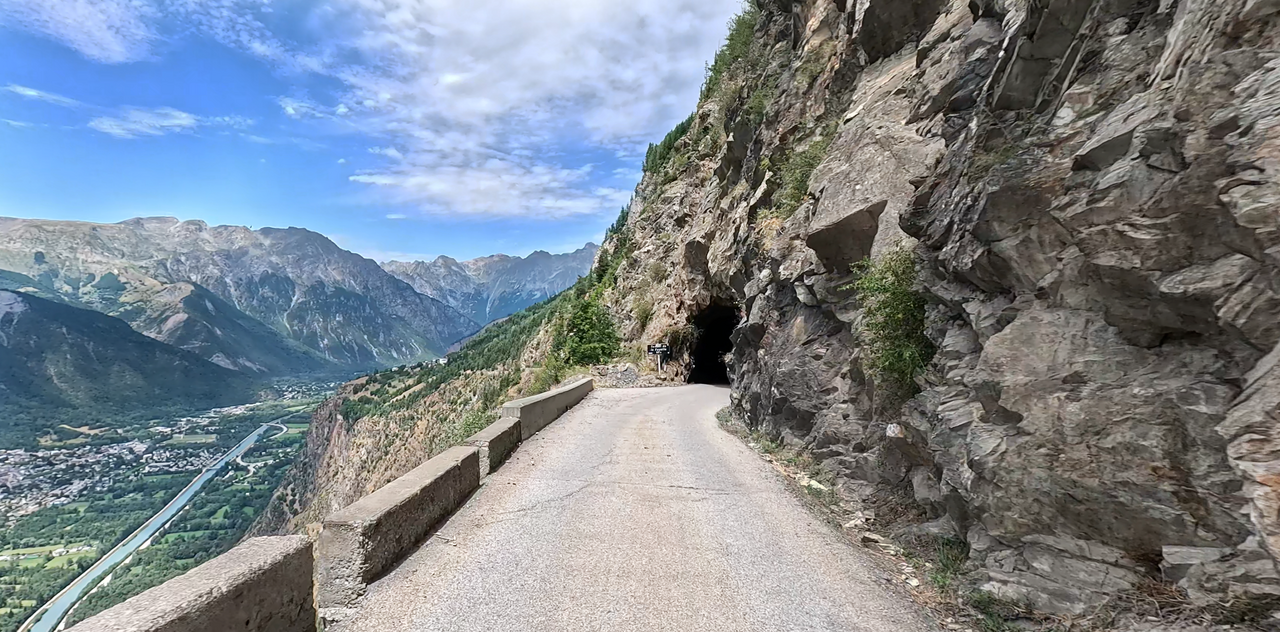 La Route de la Roche d'Auris: Eine Höhenstraße, die parallel zum Maurienne-Tal führt. Verkehrsarme Alternative mit tollen Fernsichten.