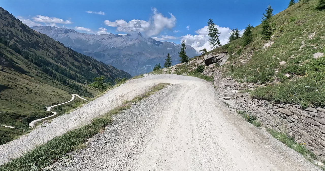 Wie lang sollte eine Motorradtour in den Alpen sein?