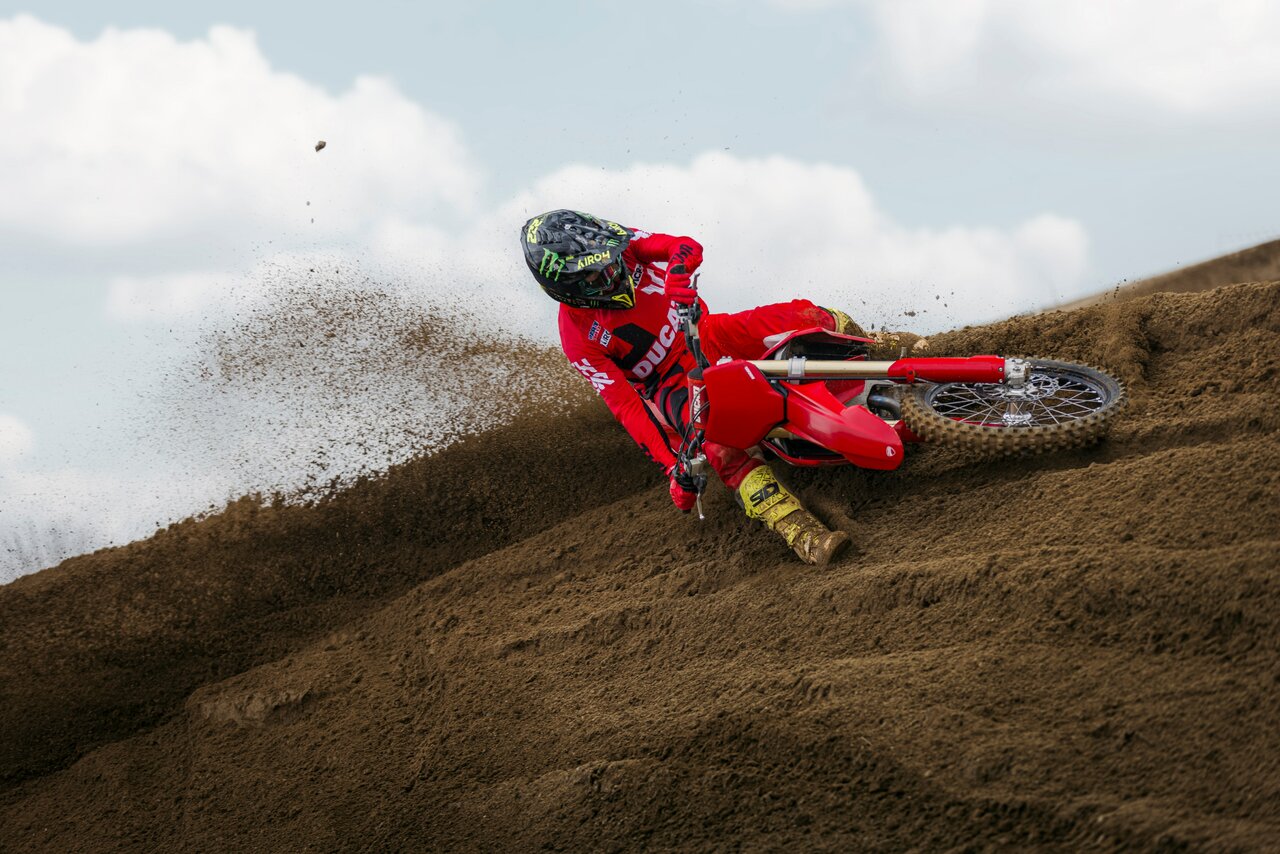 Die Ducati Desmo450 MX ist bei den europäischen Händlern jetzt verfügbar.