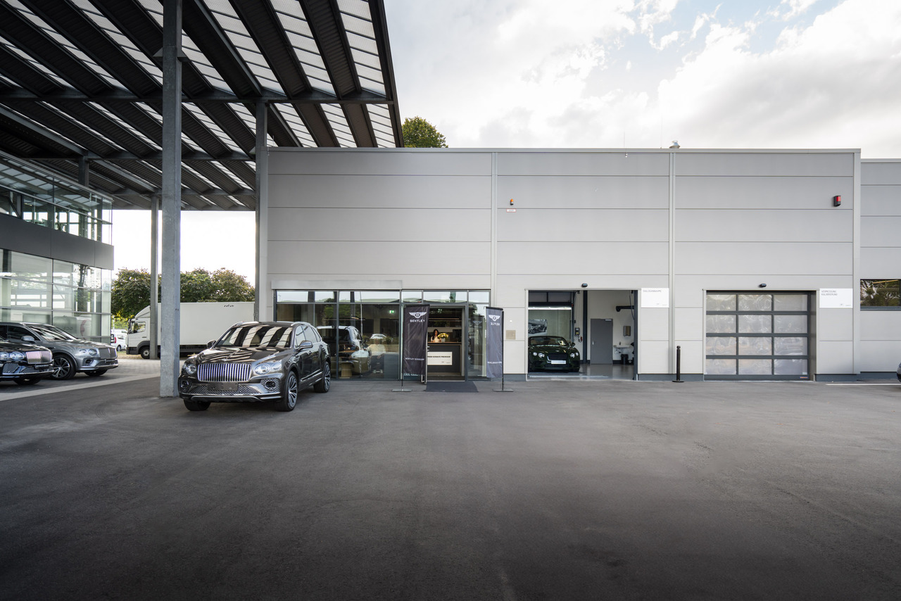 Bentley Düsseldorf schlägt mit einem hochmodernen, nachhaltig gestalteten Servicezentrum ein neues Kapitel auf.