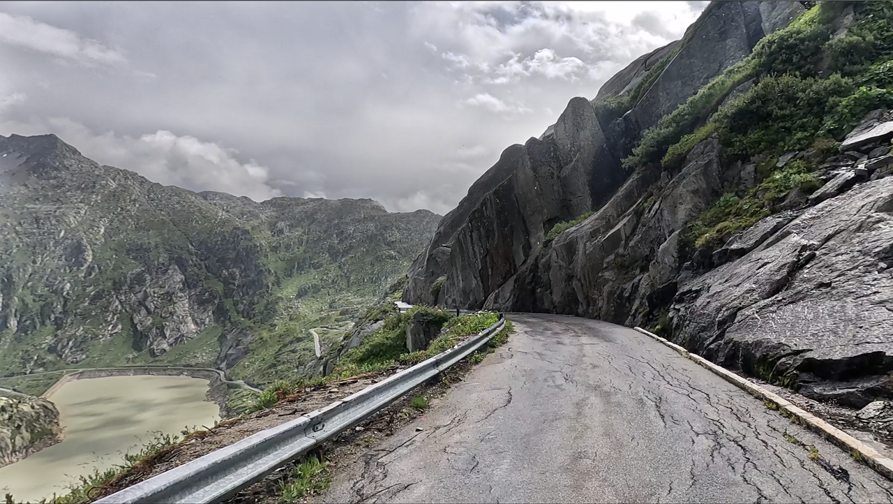 Oberaar Panoramastraße: etwa 3 Kilometer lange Sackgasse vom Grimselpass zur bergstation der Oberaar-Seilbahn – durch eine Ampel geregelt, nur einspurig zu befahren.