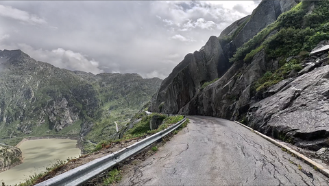 Oberaar Panoramastraße: etwa 3 Kilometer lange Sackgasse vom Grimselpass zur bergstation der Oberaar-Seilbahn – durch eine Ampel geregelt, nur einspurig zu befahren.