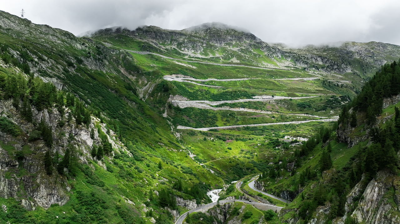 Motorradtour mit 5 Schweizer Alpenpässe-Klassikern.