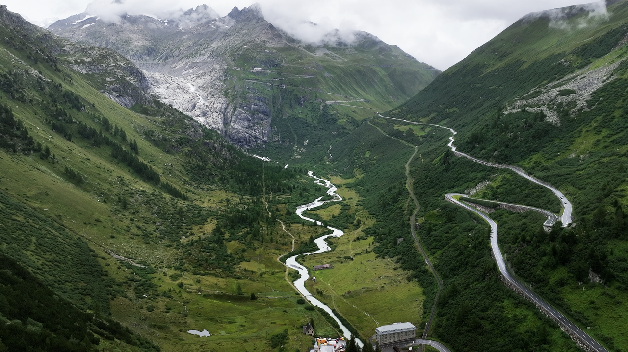 Das Hochtal der Rhone, die im Hintergrund zu sehen, oberhalb des Furkapasses entspringt. Die Straße zum Furkapass führt entlang des Hochtals – relative gerade bis zum Ende, danach fogen die Serpentinen Richtung Gletscher und Hotel Belvédère.