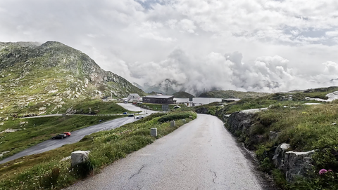 Das Plateau des Grimselpasses mit dem Totensee, aus Sicht der Oberaar Panoramastraße. Auf der linken Seite beginnt die Westrampe hinunter Richtung Innertkirchen.