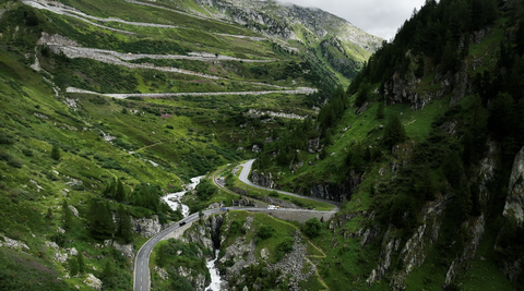 Gemeinsame Auffahrt, ab Ulrichen zu Furkapass und Grimselpass, begleitet von der historischen Furka-Dampfbahn.
