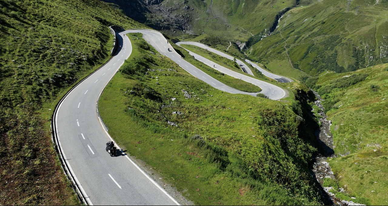 Nufenenpass, Westrampe: Blick auf die kurvenreiche Passage.