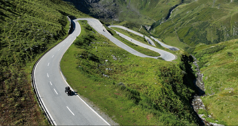 Nufenenpass, Westrampe: Blick auf die kurvenreiche Passage.