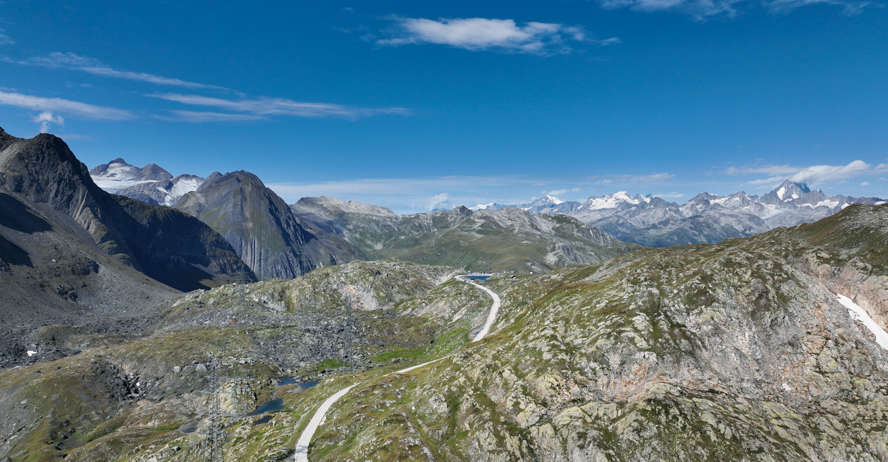 Ostrampe zum Nufenenpass – im Hintergrund das einzigartige Panorama der Berner Alpen, das vom Parkplatz aus gut zu sehen ist.