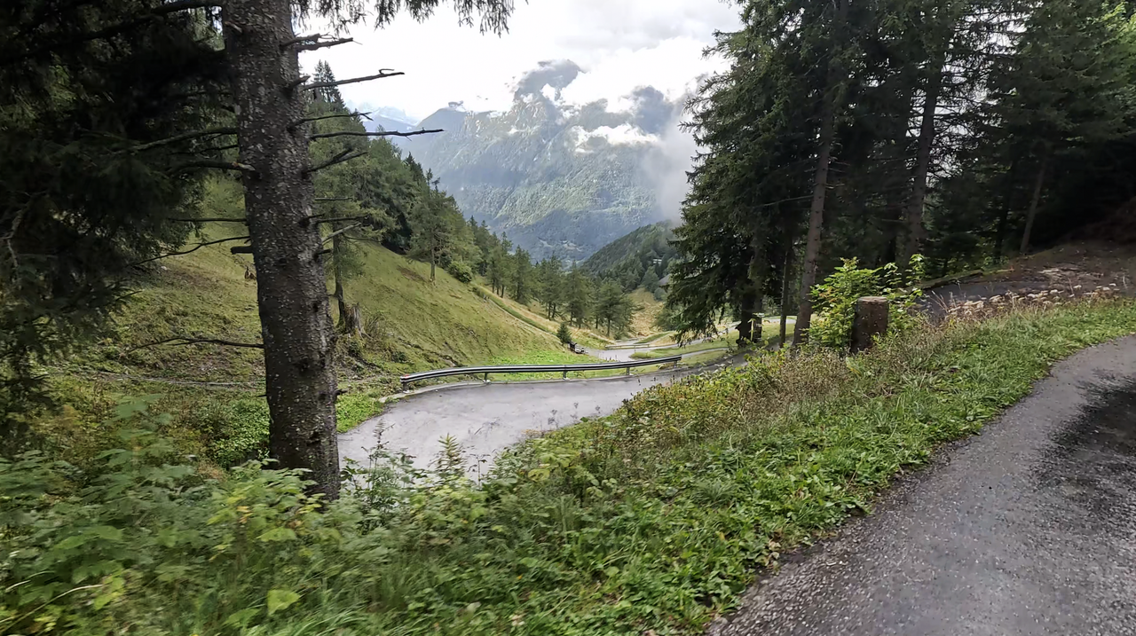 Les Martinaux: 52 Kehren auf 10 Kilometer – Kurven-Highlight in der Schweiz.