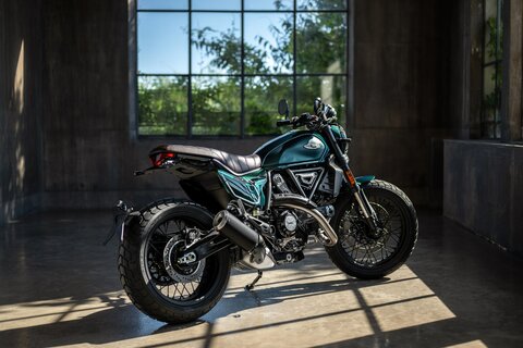 Die Nightshift erhält eine neue Lackierung – die elegante Ikone der Ducati Scrambler-Familie ist ab sofort in Emerald Green erhältlich.